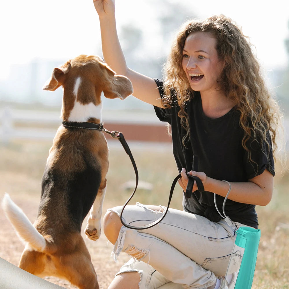 🐶 Botella portátil para perros con sistema anti-fugas – Hidratación fácil en cualquier paseo